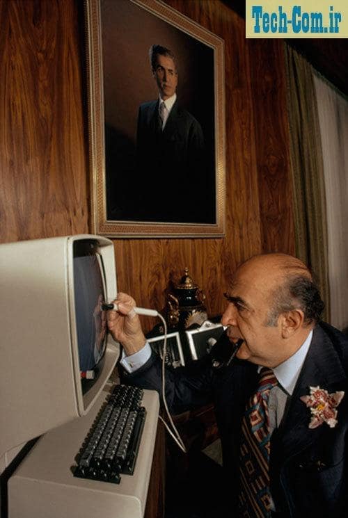 عکس امیرعباس هویدا در حین کار با کامپیوتر شخصی خود