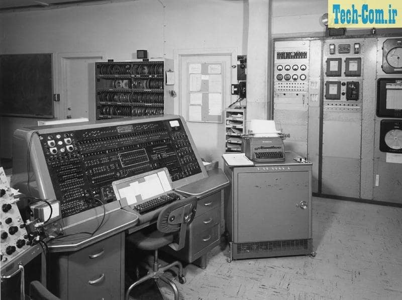 تصویر کامپیوتر UNIVAC را نشان می دهد.